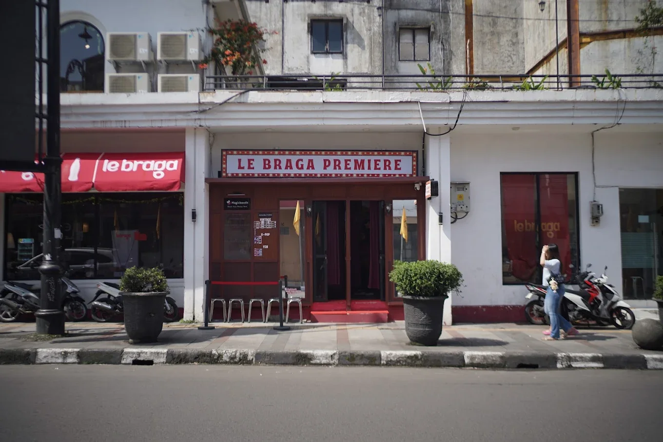 Tampak depan Le Braga Premiere dengan konsep bioskop 60-an