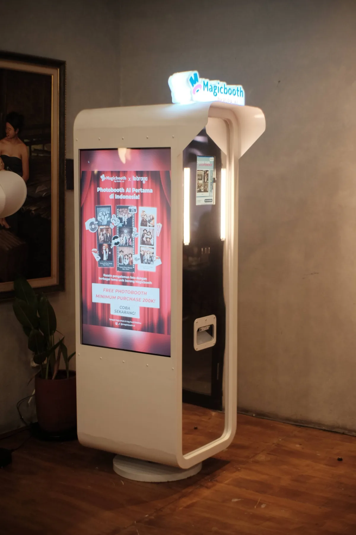Unit Magicbooth di venue sebagai contoh aset usaha photobooth yang dikelola secara operasional.