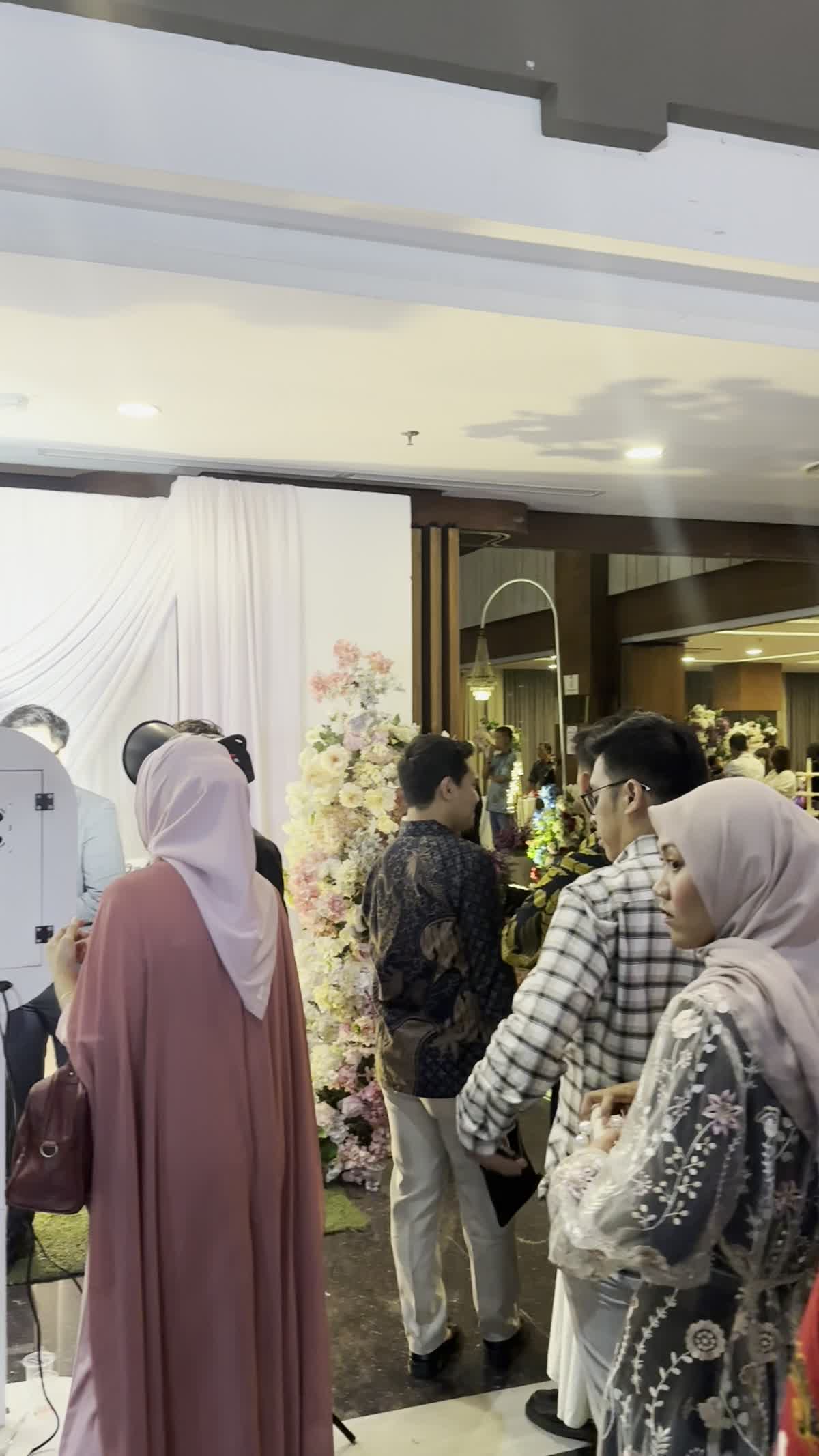 Contoh area photobooth wedding yang perlu disesuaikan dengan desain frame.