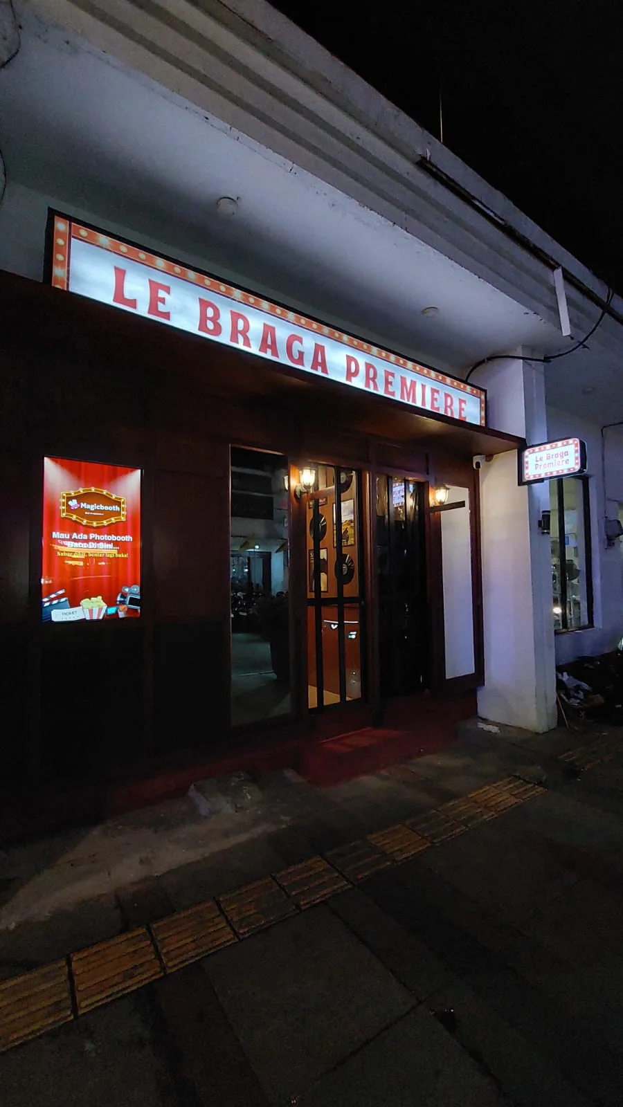 Display Magicbooth di Le Braga Premiere sebagai contoh komponen setup photobooth event.
