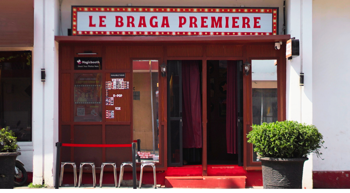 Tampak depan Le Braga Premiere dengan signage Magicbooth sebagai contoh booth publik.