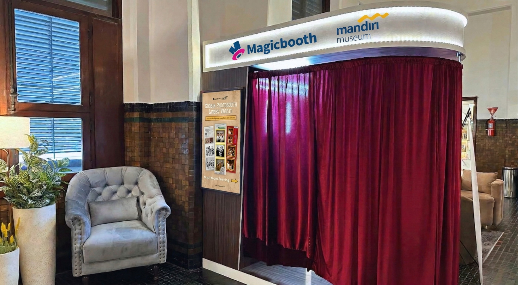 Booth Magicbooth di Museum Mandiri dengan tirai merah dan signage Magicbooth dan Museum Mandiri.
