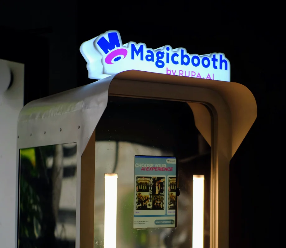 Contoh materi Magicbooth sebagai media experience OOH interaktif.