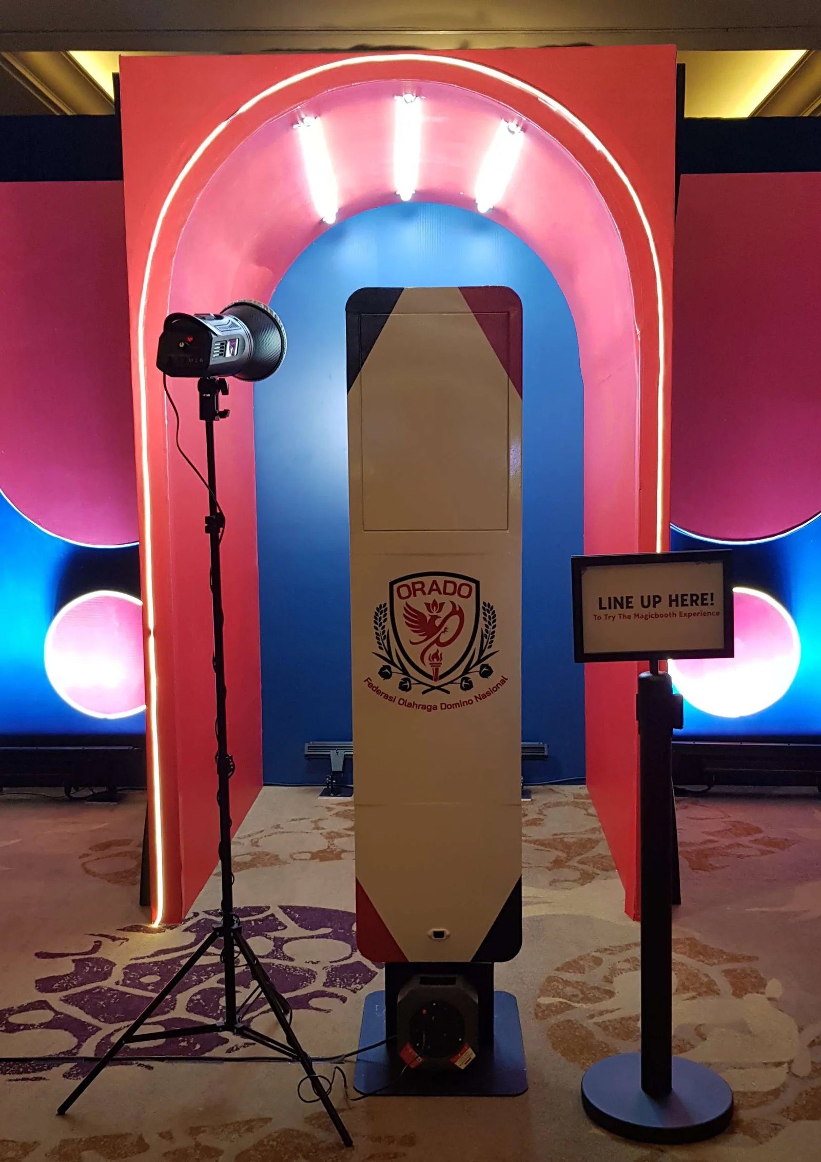 Setup Magicbooth untuk event organisasi dengan lighting, signage antrean, dan booth siap pakai.
