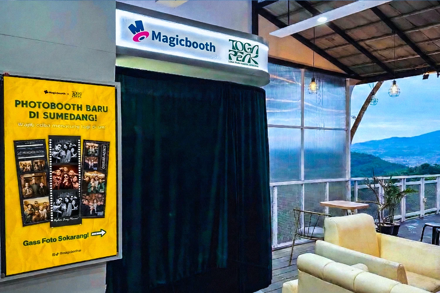 Contoh photobooth di tempat wisata dengan view sebagai bagian dari pengalaman pengunjung.