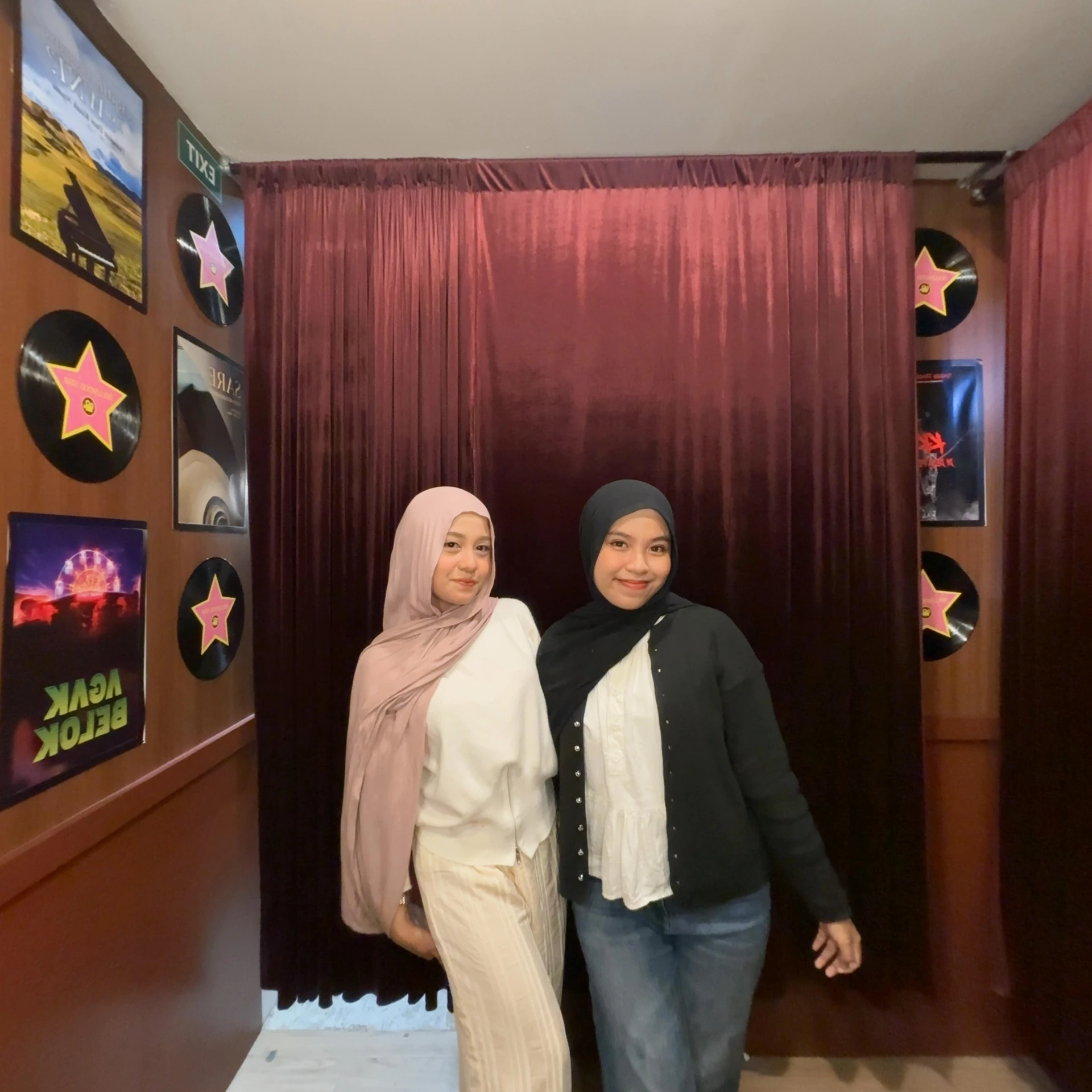 Contoh momen photobooth yang terasa personal dan mudah dibagikan.