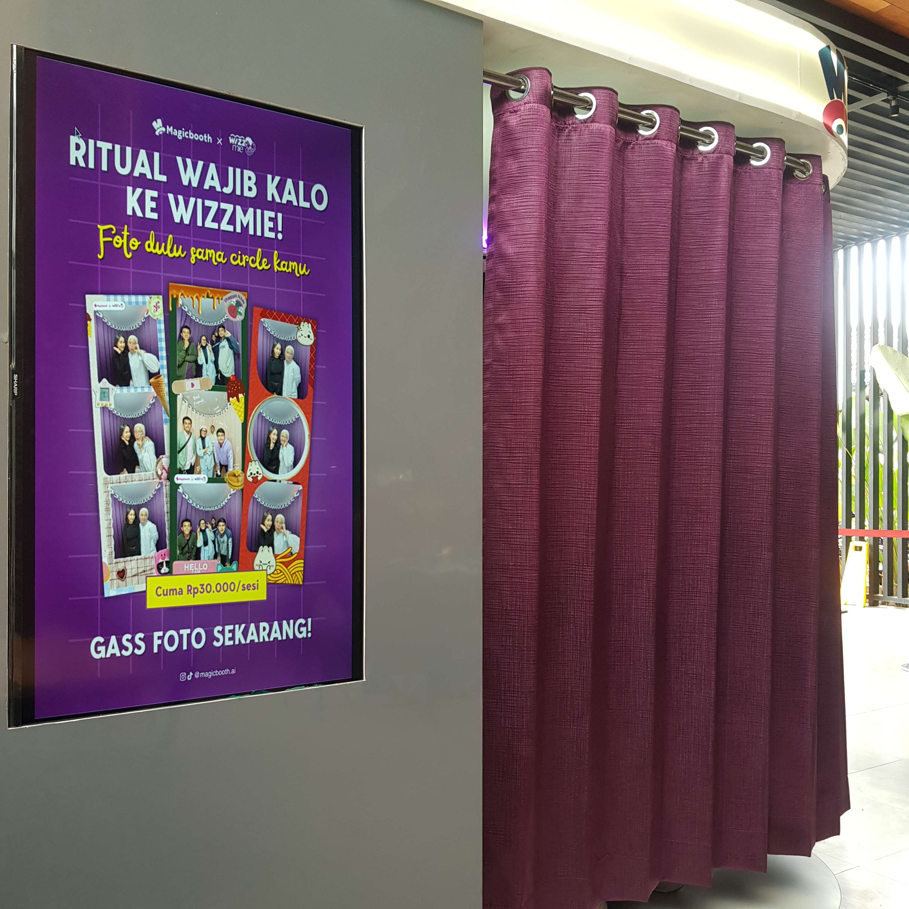 Display Magicbooth di Wizzmie Soekarno Hatta yang menunjukkan contoh hasil foto.