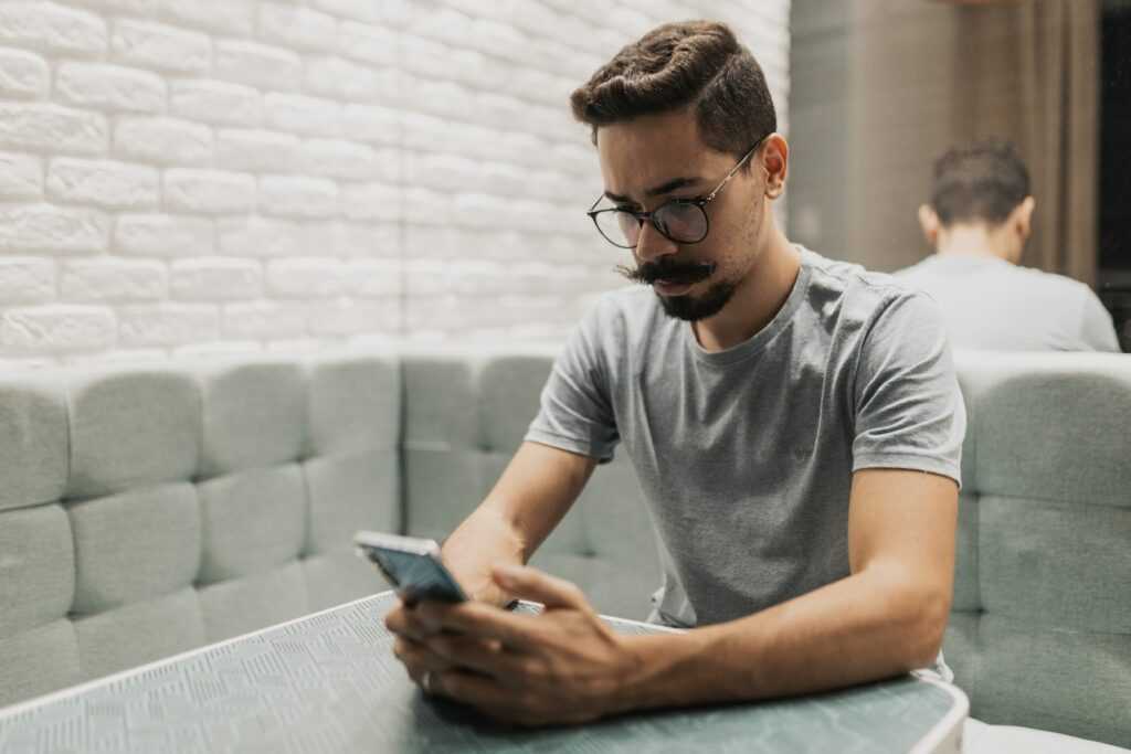 Ilustrasi pria sedang mengetik di smartphone