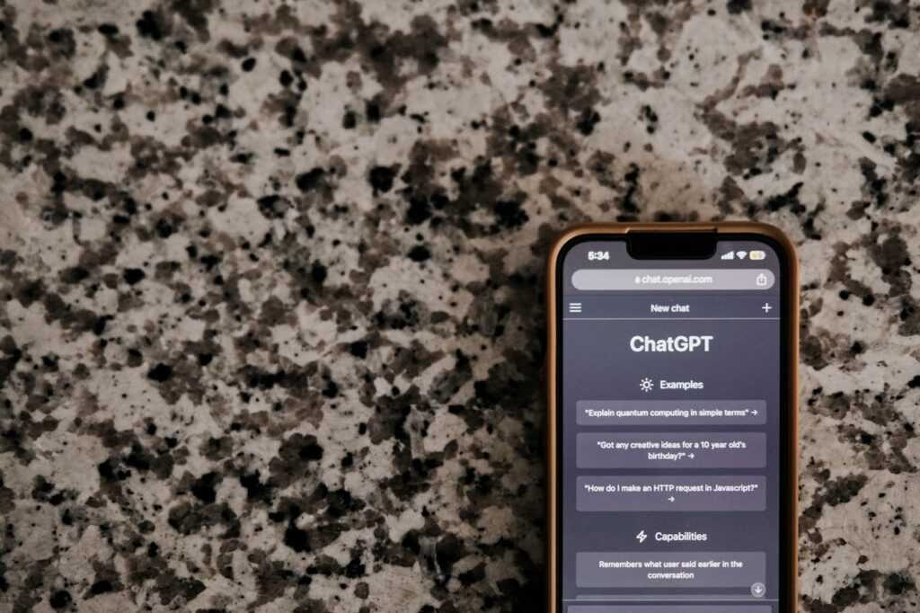 Smartphone tengah membuka ChatGPT